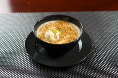 Restoran masasında çorba.