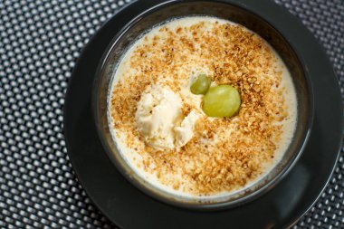 Restoran masasında çorba.