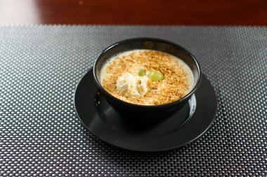 Restoran masasında çorba.