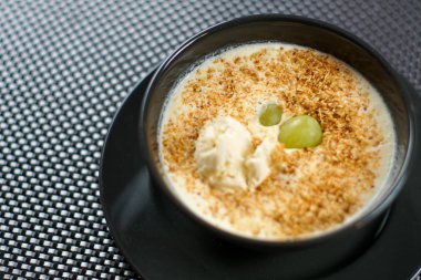 Restoran masasında çorba.