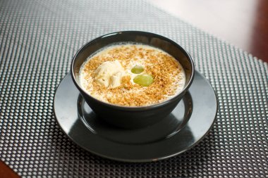 Restoran masasında çorba.