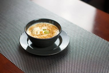 Restoran masasında çorba.