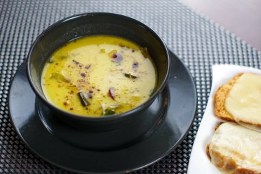 Restoran masasında çorba.