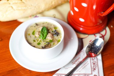 Restoran masasında çorba.