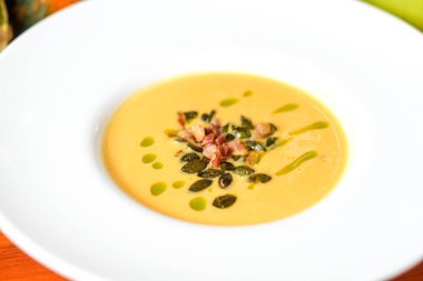 Restoran masasında çorba.