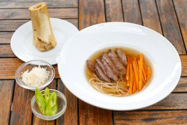 Restoran masasında çorba.