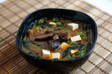 Restoran masasında çorba.