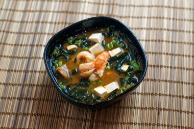 Restoran masasında çorba.