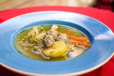 Restoran masasında çorba.