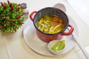 Restoran masasında çorba.