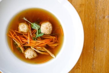 Restoran masasında çorba.