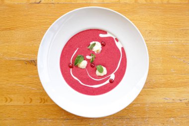 Restoran masasında çorba.