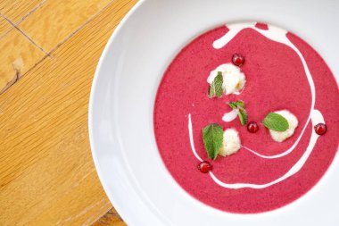 Restoran masasında çorba.