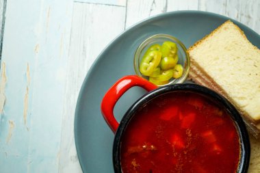 Restoran masasında çorba.