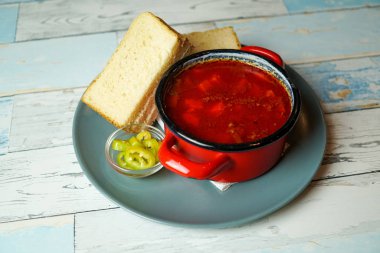 Restoran masasında çorba.