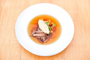 Restoran masasında çorba.