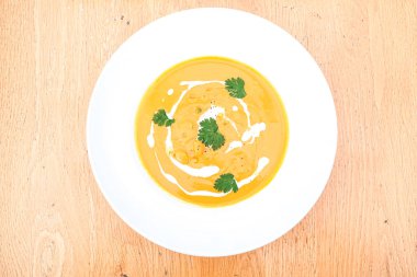 Restoran masasında çorba.