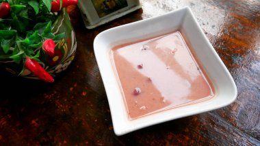 Restoran masasında çorba.