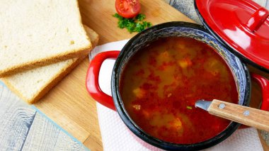 Restoran masasında çorba.