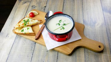 Restoran masasında çorba.