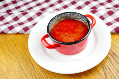 Restoran masasında çorba.