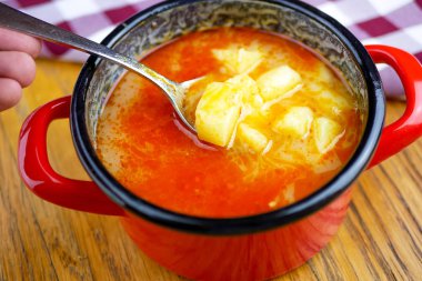 Restoran masasında çorba.