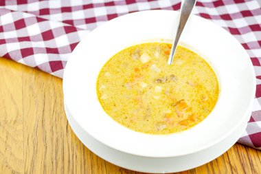 Restoran masasında çorba.