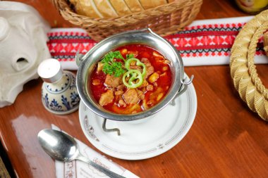 Restoran masasında çorba.