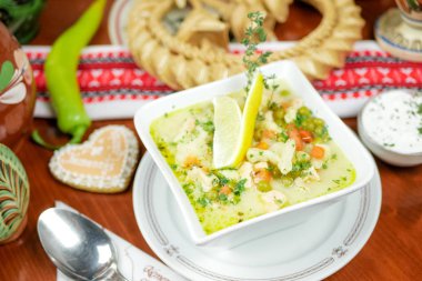 Restoran masasında çorba.