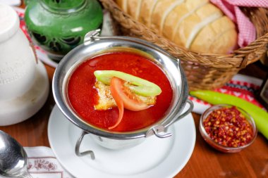 Restoran masasında çorba.