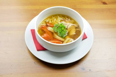 Restoran masasında çorba.