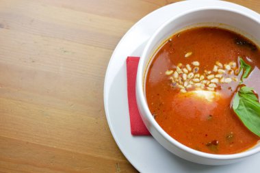 Restoran masasında çorba.