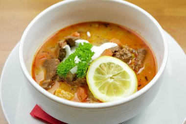 Restoran masasında çorba.