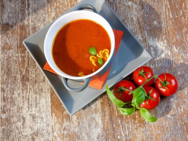 Restoran masasında çorba.