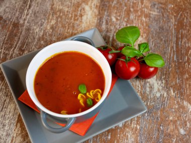 Restoran masasında çorba.