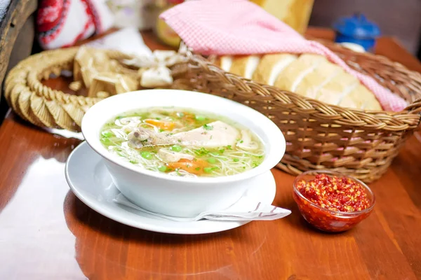 Restoran masasında çorba.