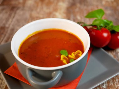 Restoran masasında çorba.