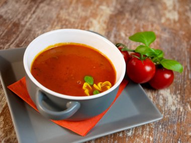 Restoran masasında çorba.