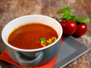 Restoran masasında çorba.