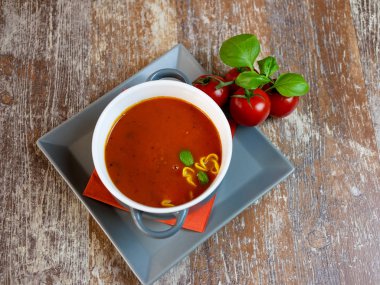 Restoran masasında çorba.