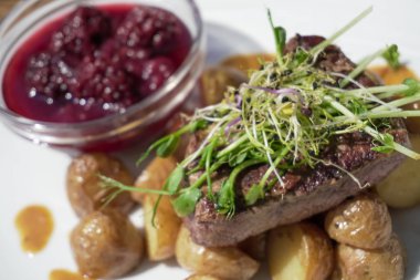 Restoran masasında biftek.