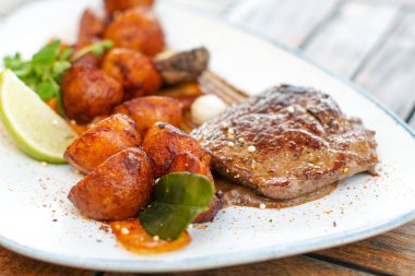 Restoran masasında biftek.