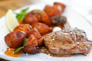 Restoran masasında biftek.