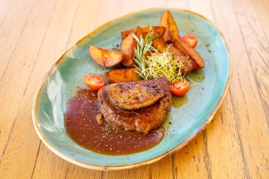 Restoran masasında biftek.