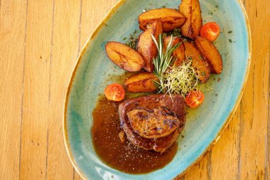 Restoran masasında biftek.