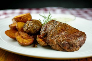 Restoran masasında biftek.