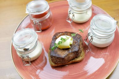 Restoran masasında biftek.