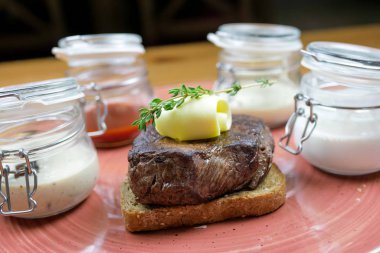 Restoran masasında biftek.