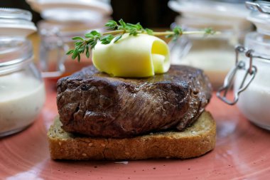 Restoran masasında biftek.