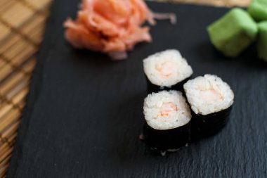 Restoran masasında suşi.